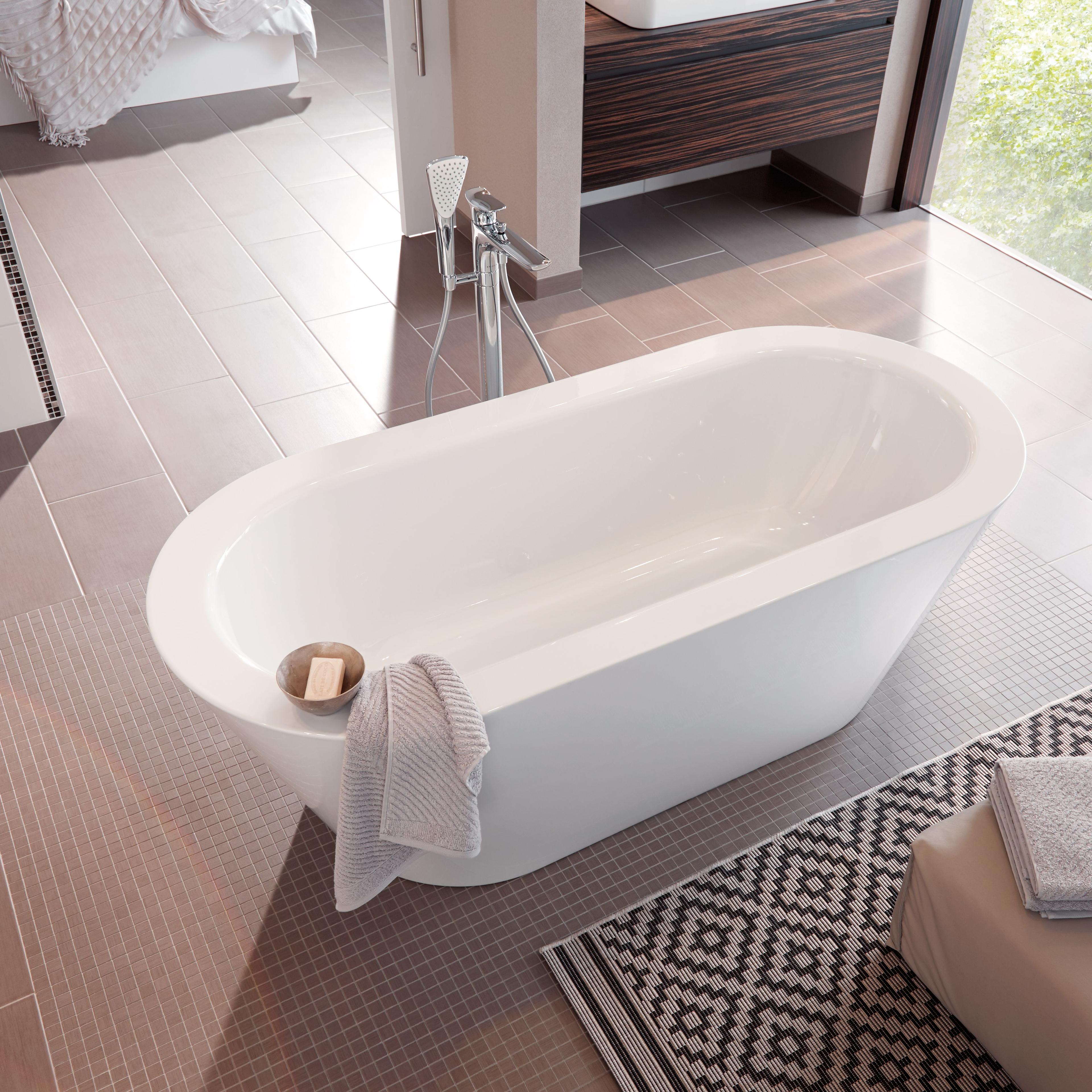 A well-designed bathroom can easily become your own luxurious spa. A large, free-standing bathtub and free-standing design fittings add a harmonious and exclusive touch.