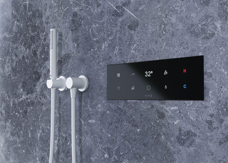 Nowa armatura prysznicowa KLUDI-TOUCHTRONIC zmienia prysznic w indywidualne centrum sterowania i nadąża za duchem czasu nie tylko pod względem wzornictwa. Dzięki zrównoważonej technologii oszczędzania wody i funkcji pamięci prysznic wkracza w zupełnie nową erę.