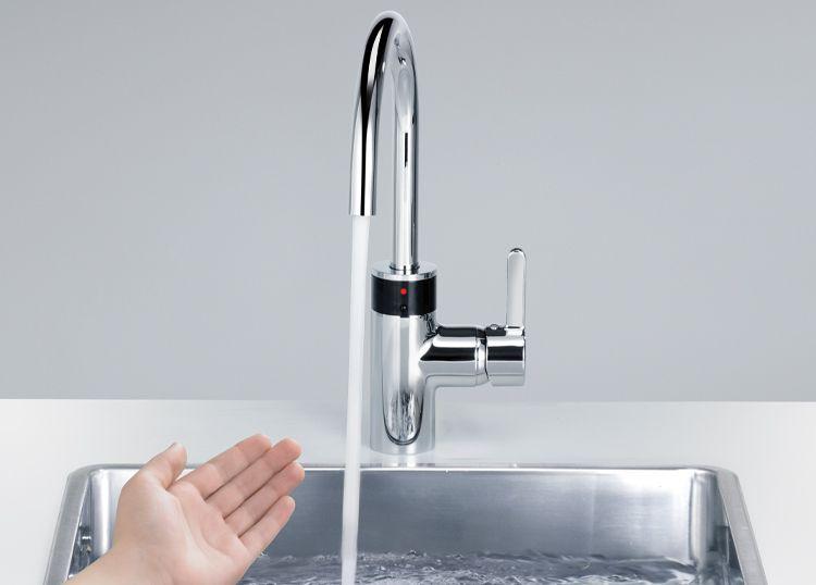 # **HYBRID**

KLUDI-E-GO is the extra hand that is often needed in the kitchen but never there. The solution to the problem: An intelligent infrared system activates the water flow when it is needed – even if you don’t have a free hand. With its hybrid feature, the E-GO is just as easy to operate manually and in automatic mode.