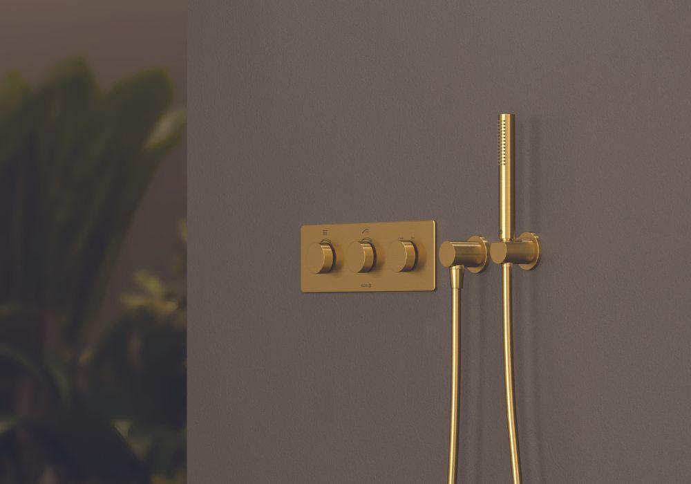 Das Design der aus hochwertigem Metall gefertigten Duschsteuerung KLUDI-PUSHTRONIC ist streng geometrisch und auf das Wesentliche reduziert. Es ist in verschiedenen Ausführungen erhältlich, darunter Chrom, Mattschwarz, Mattweiß und gebürstetes Gold. Sie haben die Wahl!