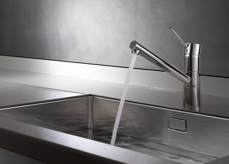 **Ergonomiczny uchwyt**
Wąski i poręczny uchwyt baterii kuchennej ułatwia użytkowanie, a jednocześnie - nadaje jej ciekawy, dynamiczny wygląd.